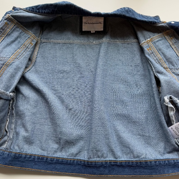 The Style Between Us Cropped Jean Jacket Size L - Picture 6 of 14